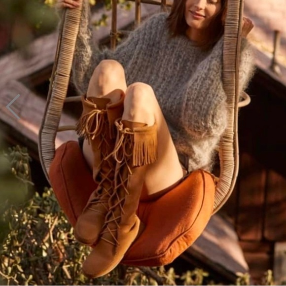 Minnetonka suede fringe lace up boots. Womens size 5 - Picture 2 of 11